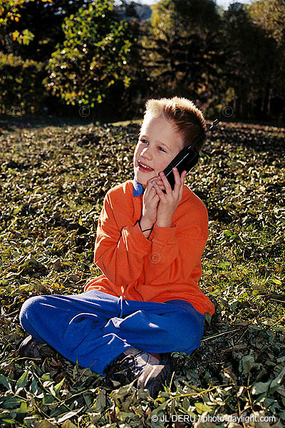 petit garon dans les feuilles - little boy in leaves